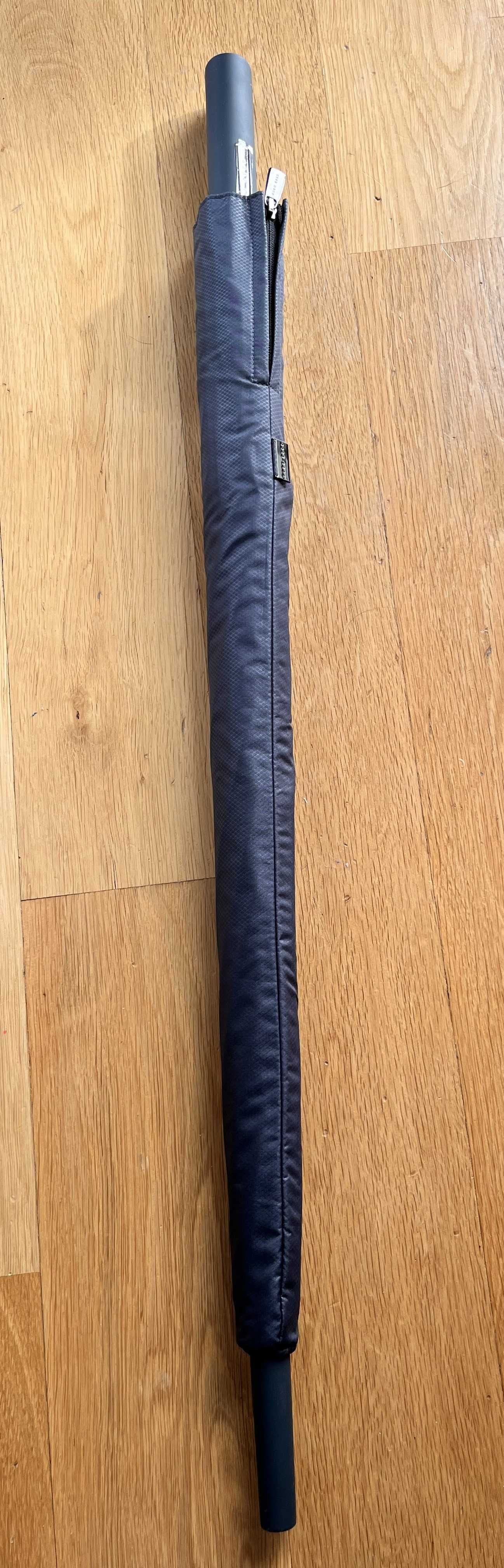 Parasol HUGO BOSS – minimalistyczny design, siatka i logo na rączce