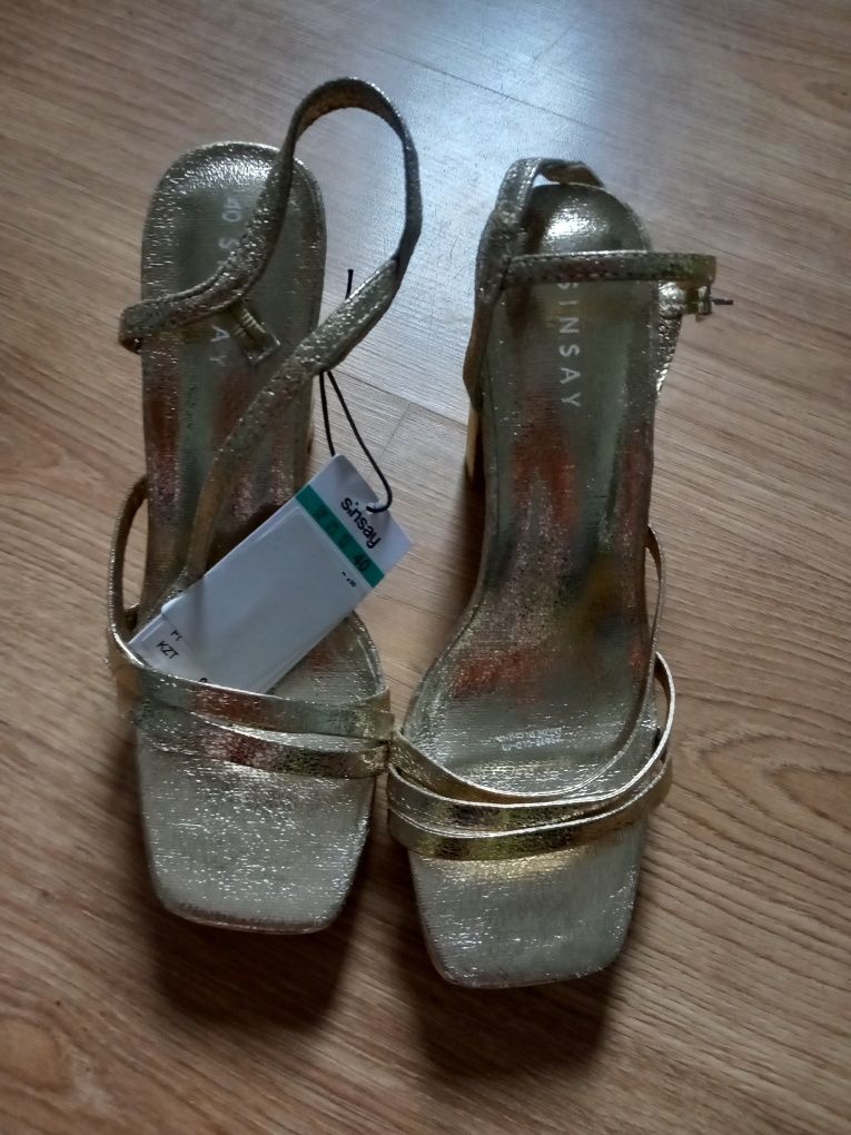 Nowe buty z metką na obcasie rozmiar 40