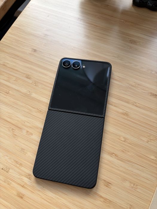 Samsung Z Flip 7 • 512GB • Como novo • C/ Capas / Proteção de Ecrã