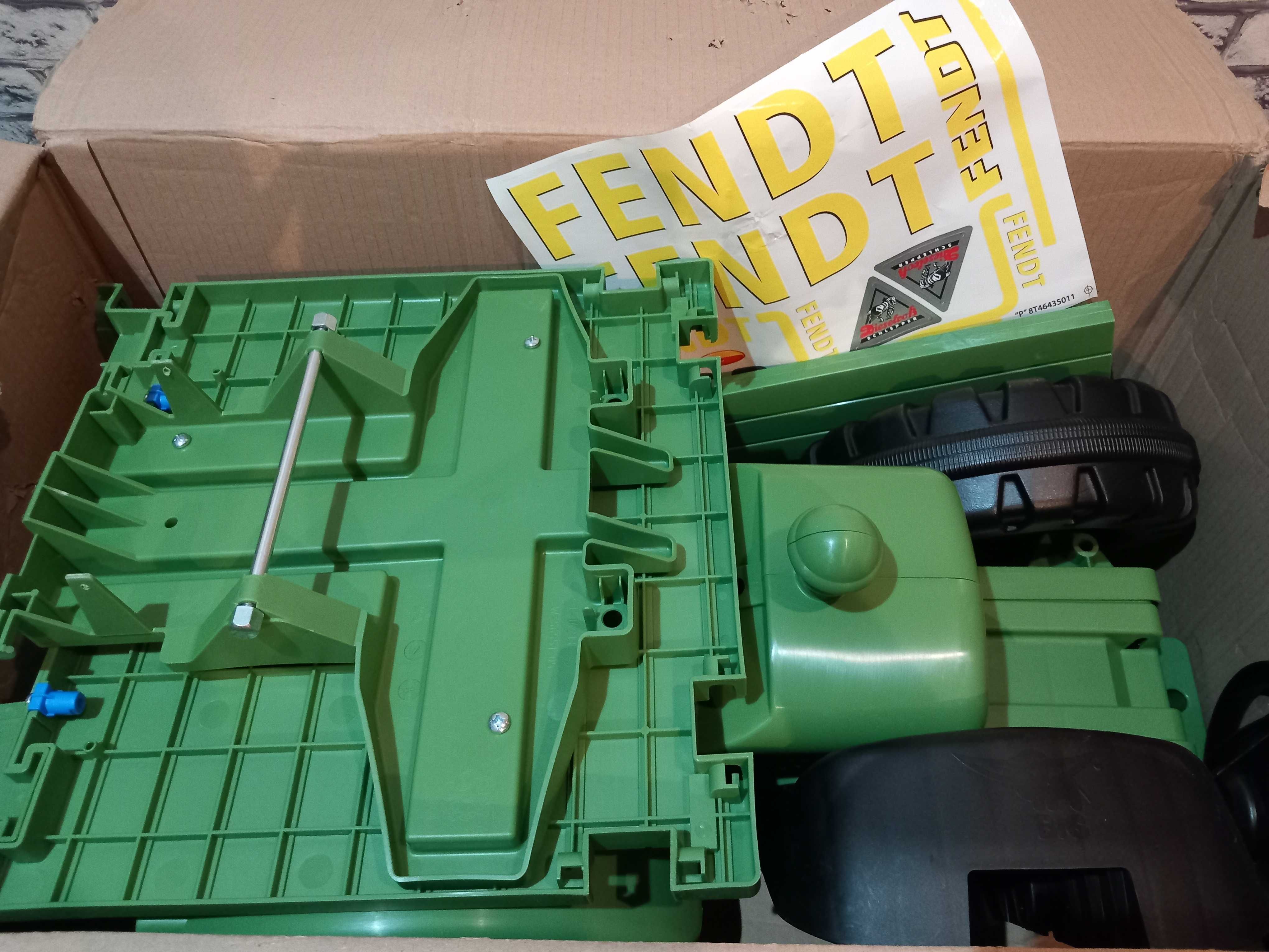 BIG Fendt Traktor na pedały z napędem, platformą i klaksonem