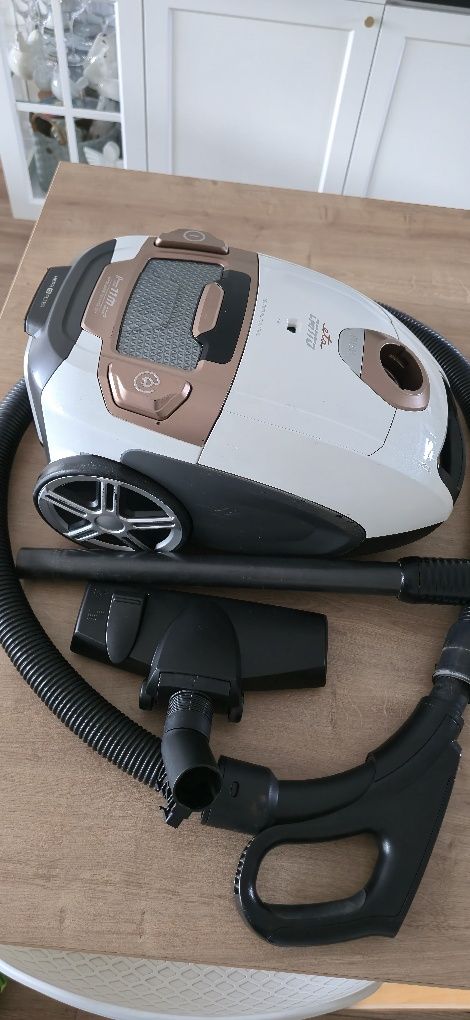 Mocny workowy i cichy niemiecki odkurzacz ETA CANTO  o mocy 700W.