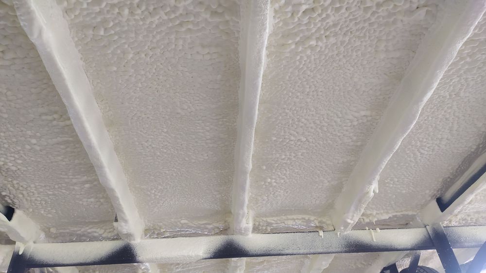 Ocieplanie pianą PUR izolacja natryskowa CELULOZA wełna skalna