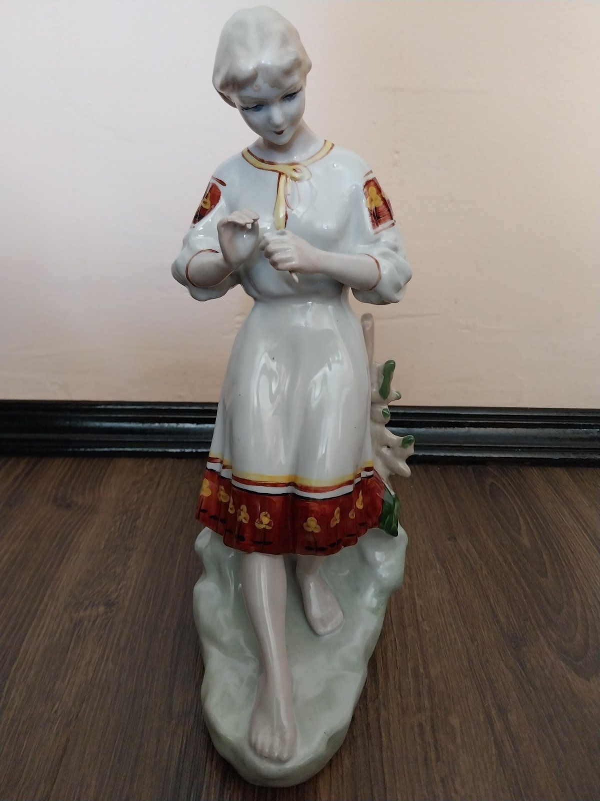 Статуетка антикварна дівчина