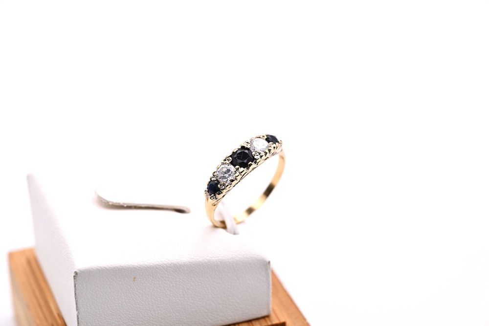 Vintage pierścionek z ciekawą oprawą niebieskie i białe cyrkonie 375