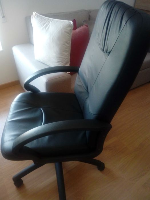 Cadeira de Escritório grande, em pele preta, com braços - ótimo estado