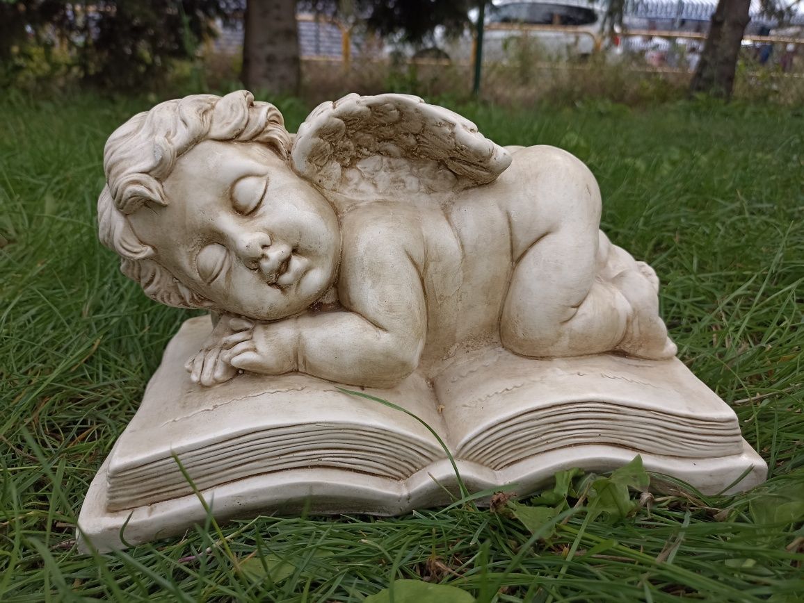 Anioł aniołek śpiący na książce gipsowy