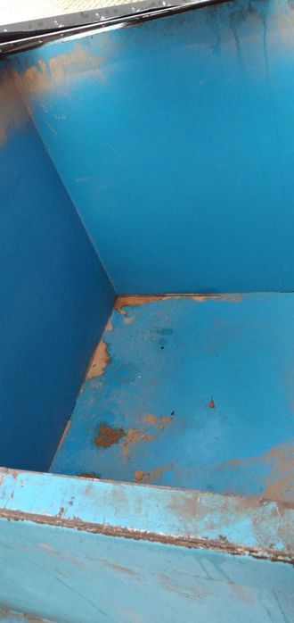 Kontener metalowy z otwieranym dnem i uszami