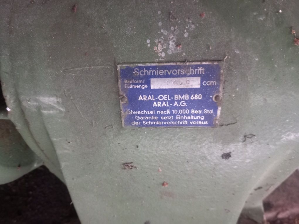 Silnik z reduktorem
