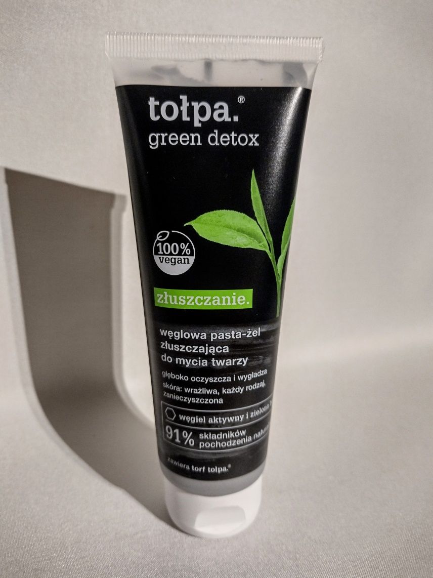 Węglowa pasta-żel złuszczająca do mycia twarzy Tolpa green detox