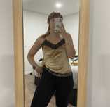 Top dourado com renda