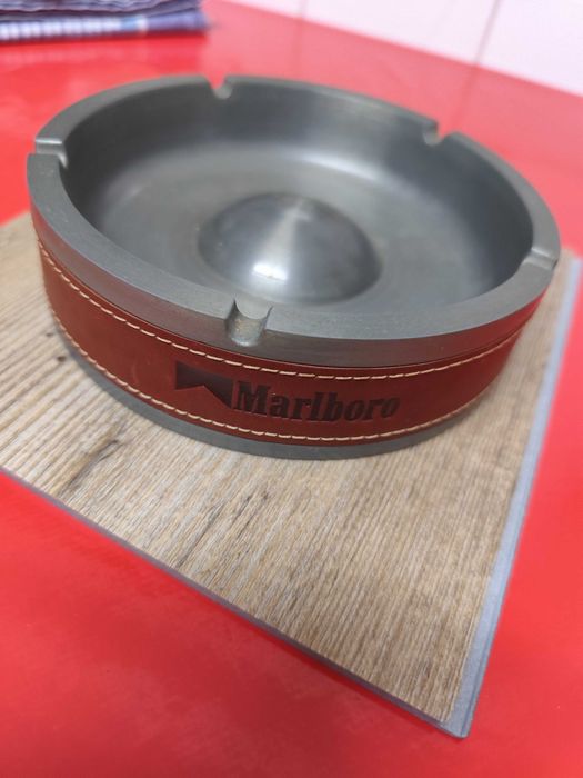 Cinzeiro grande em metal Marlboro