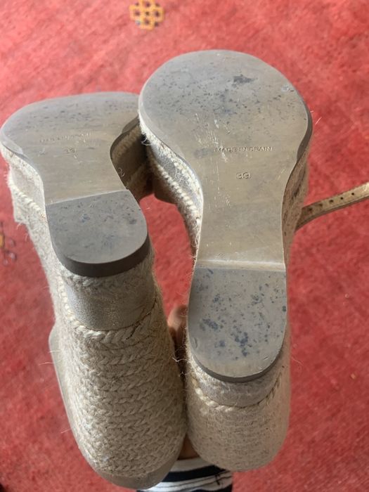 Sandalias de pele em cunha. Douradas