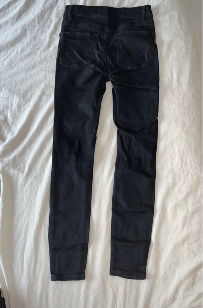 Skinny Jean preta