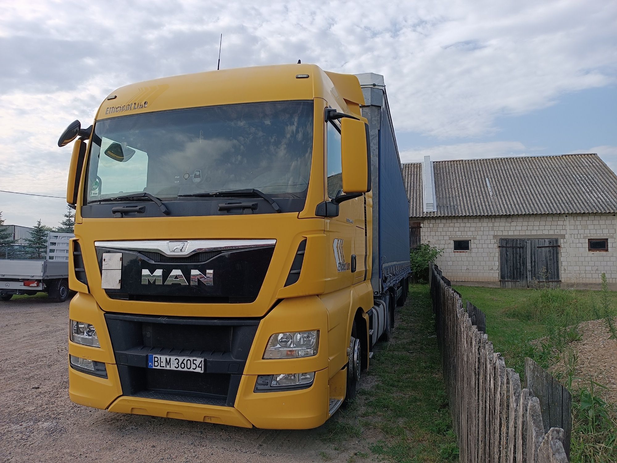 Zestaw lowdeck mega Man TGX 18.440 naczepa Schmitz firanka plandeka