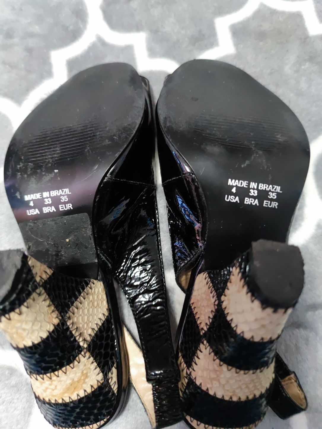 Quazi czarne lakierowane sandałki