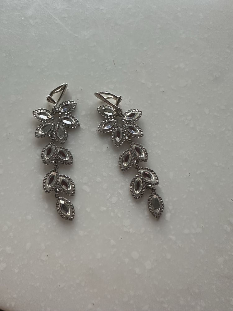 Eleganckie srebrne kolczyki w kształcie liści Swarovski