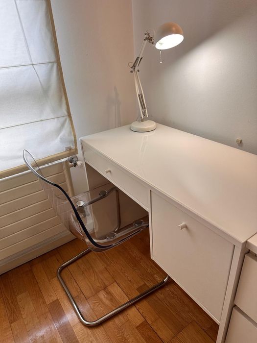 Mesa de escritório com cadeira transparente – IKEA