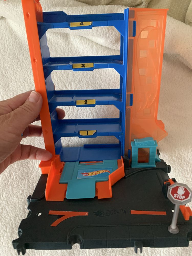 Garaz hot wheels parking