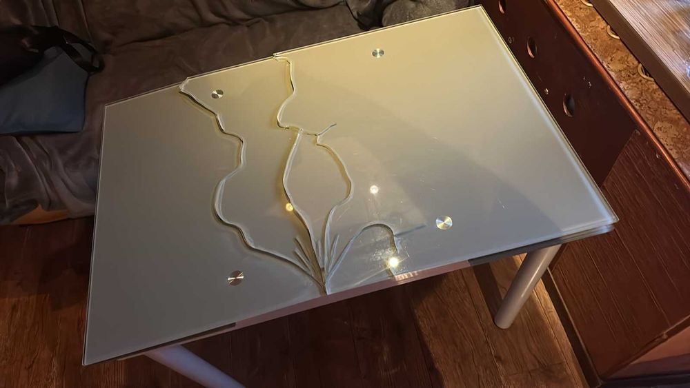 скляний стіл кухонний ( без верзньої частини, вона тріснула)