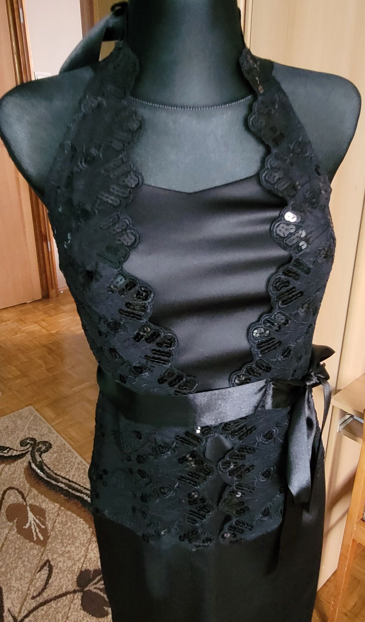 Sukienka czarna z cekinami