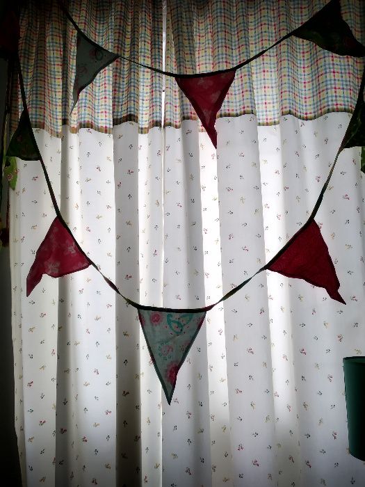 quarto criança puxadores,cestos de arrumação, grinalda, quadros