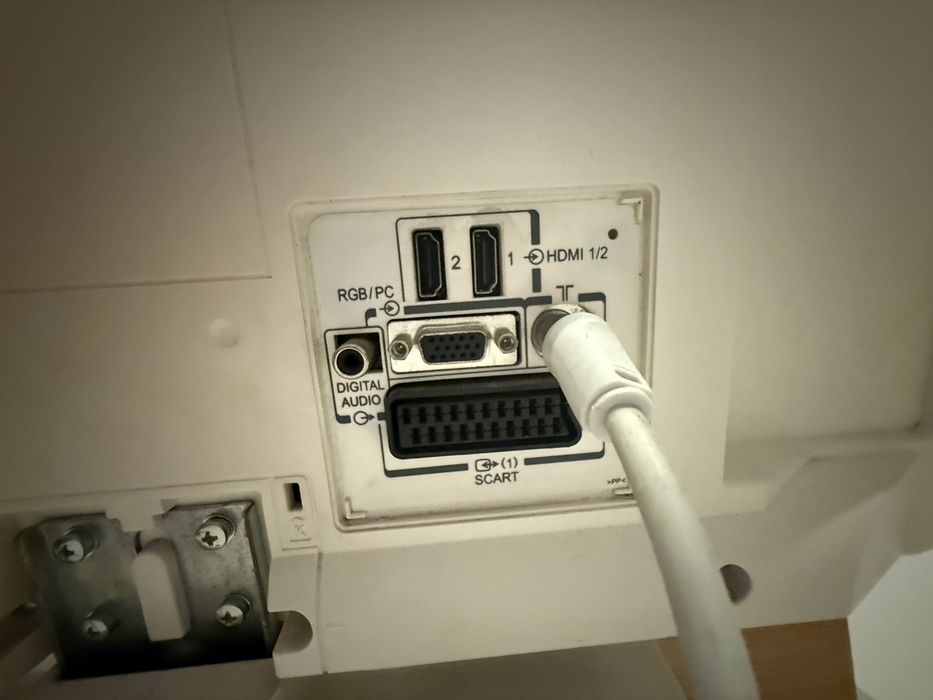 TV Toshiba 22’’ branca – com comando + suporte parede + manuais