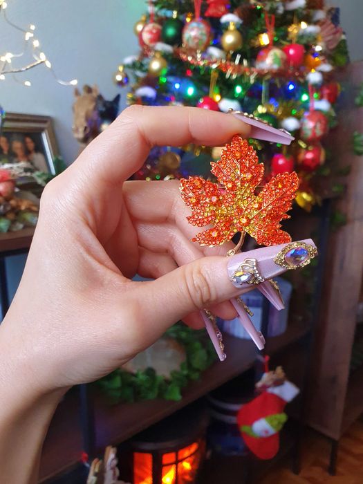 Broche / pregadeira /alfinete folha laranja outono, cristais e emalte