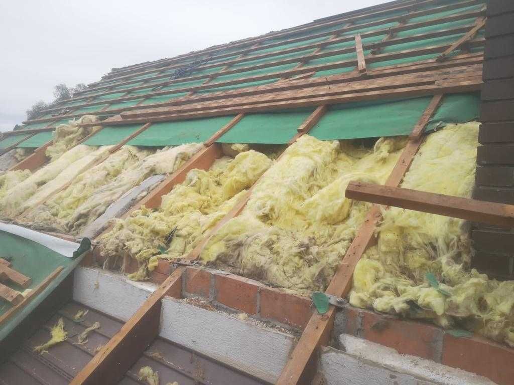 Wymiana pokrycia dachowego, naprawa izolacji zniszczonej przez kuny.