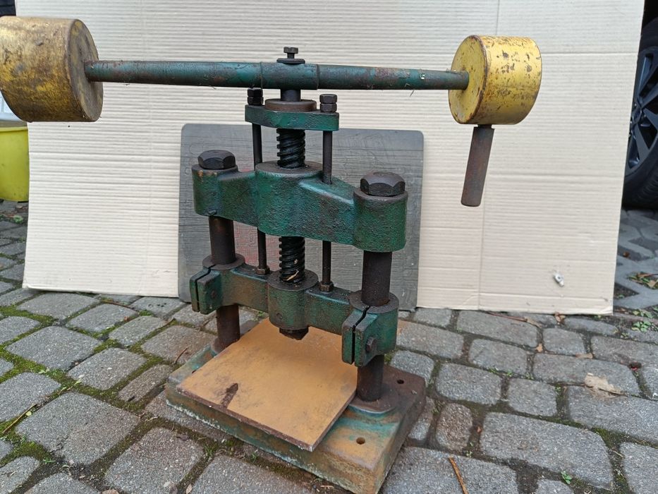 Prasa ręczna balansowa z płytą silikonową 
Odbió