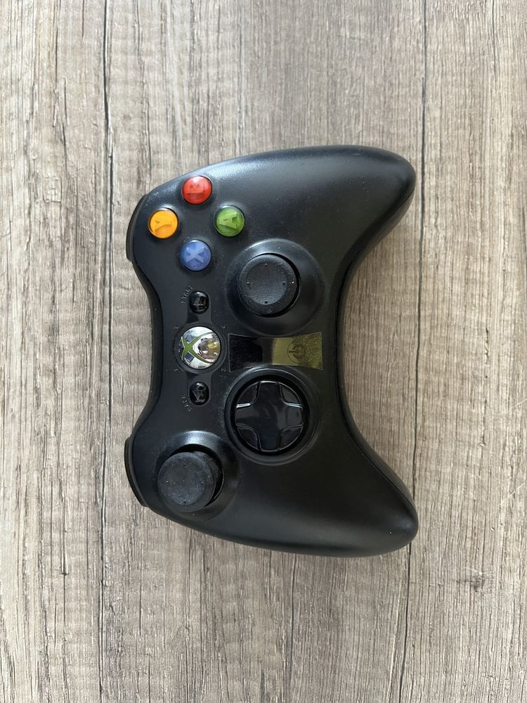 Xbox 360 com comandos e câmera