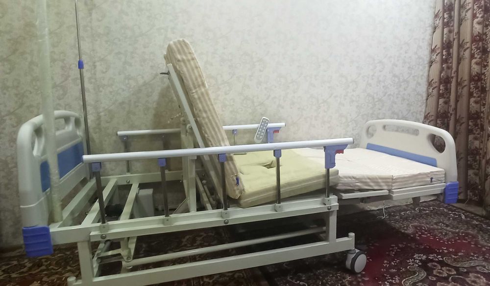 Медичне функціональне ліжко з туалетом MED1-H01 з електроприводом