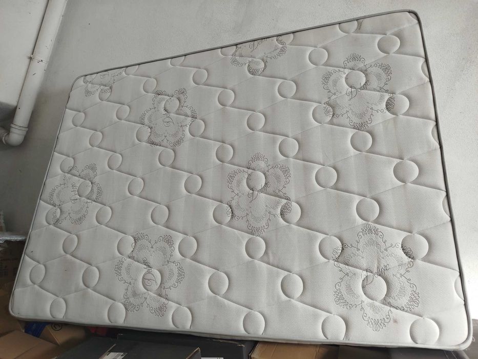 Cama com colchão e mesas cabeceira