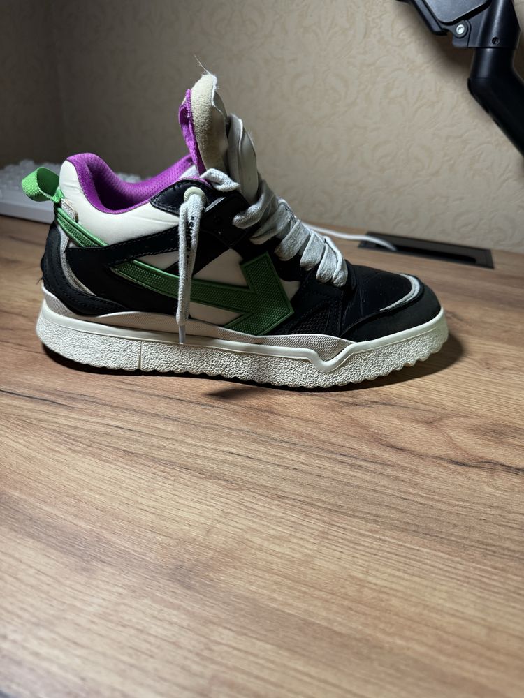 Off white sponge