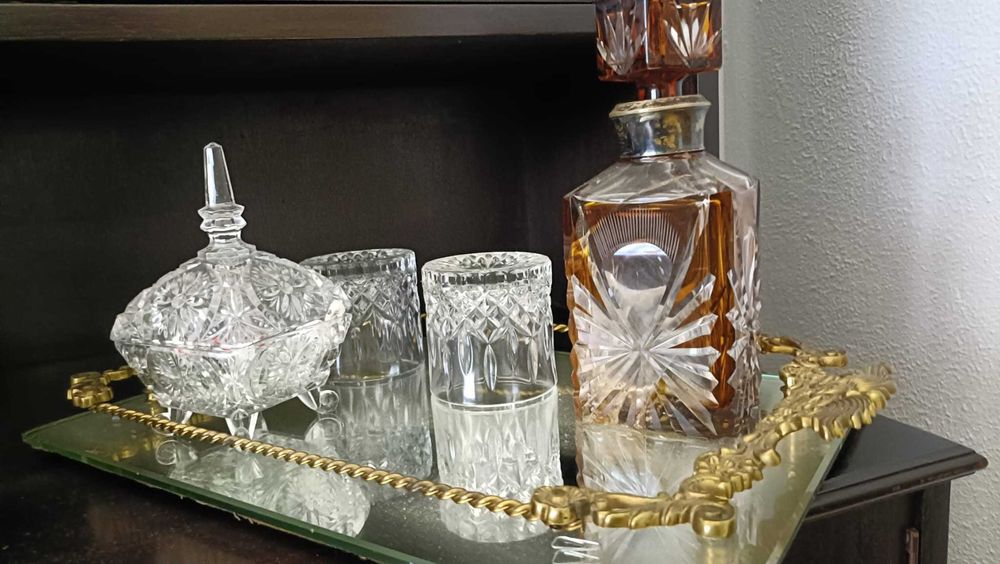 Conjunto de peças de cristal decorativas e taças