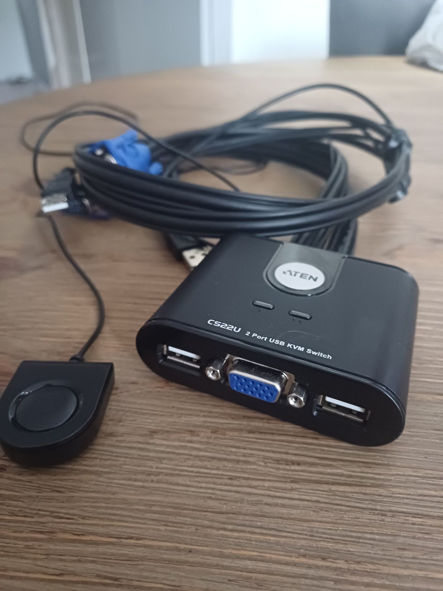 2-portowy przełącznik KVM USB VGA ze zdalnym selektorem portów CS22U