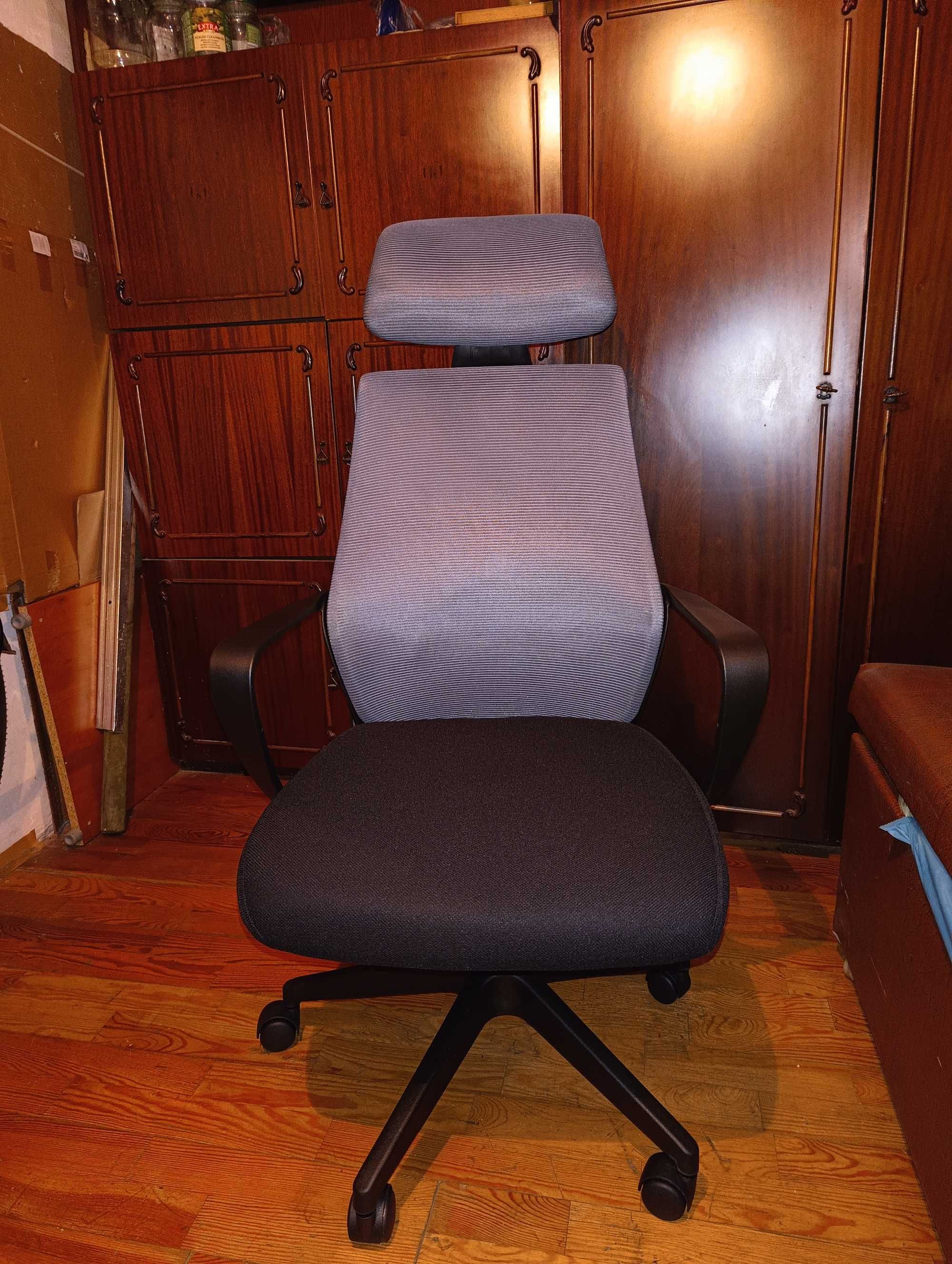 Fotel biurowy Deva szary za 200 PLN.