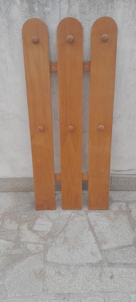 Mesa madeira maciça,  cabide e cesto