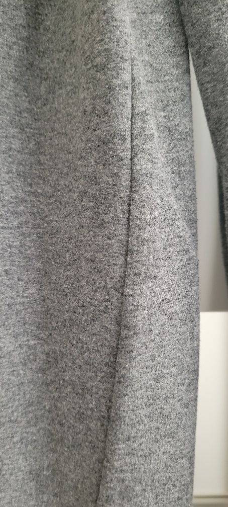 Bluza sportowa szara z zdobieniami.