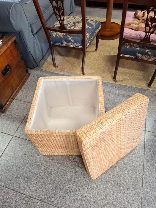 Banco/caixa em vime entrançado.