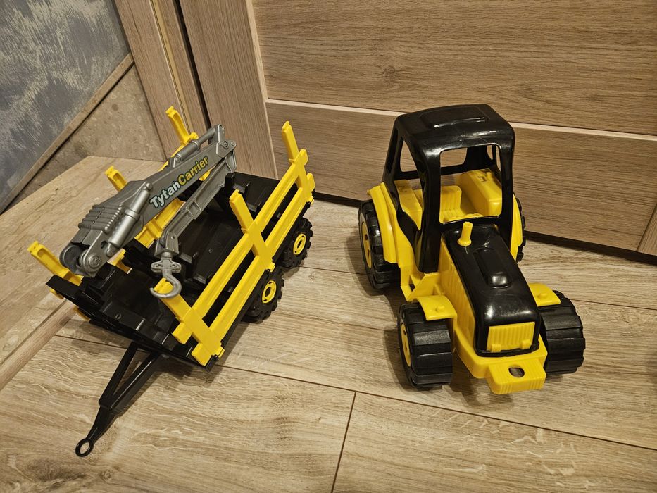 Traktor z przyczepa