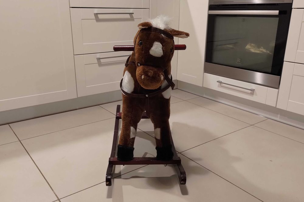 Konik na biegunach - wydaje dźwięki i rusza pyszczkiem