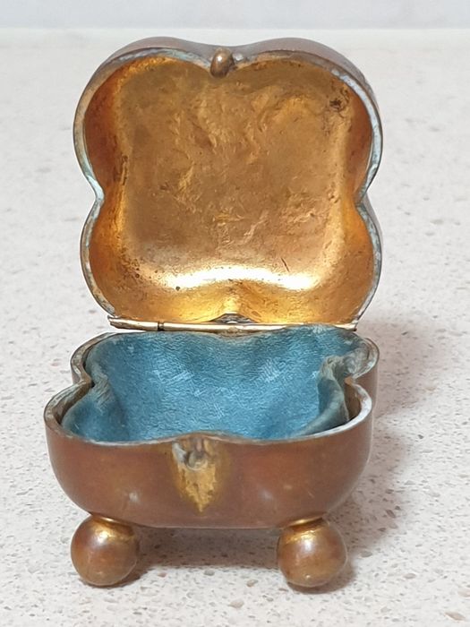 Pequena, rara antiga caixa guarda joias em cobre dourado com esmalte