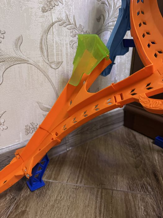 Трек вертикальна вісімка Hot Wheels