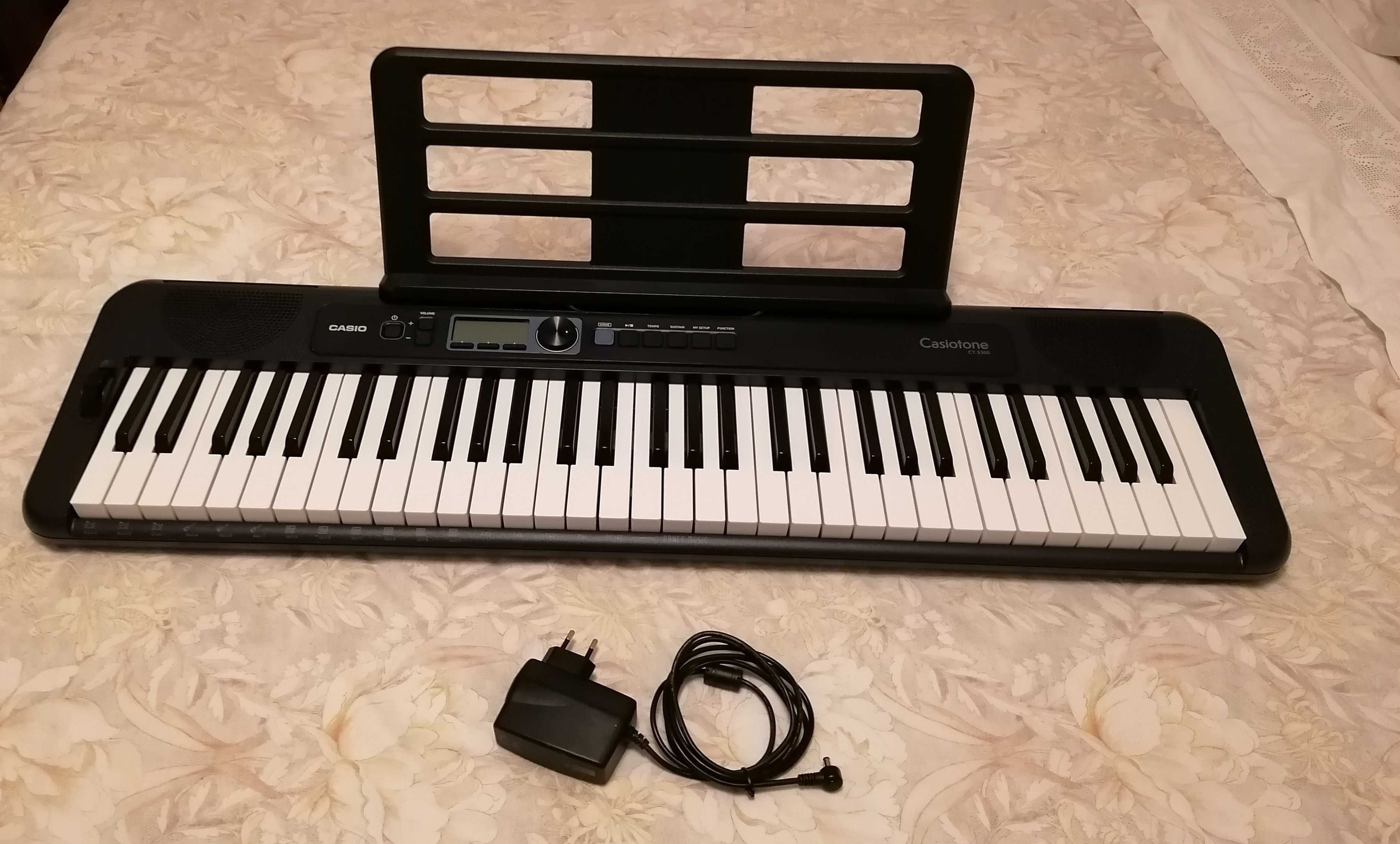 Teclado Casio CT-S300 com pedal e caixa