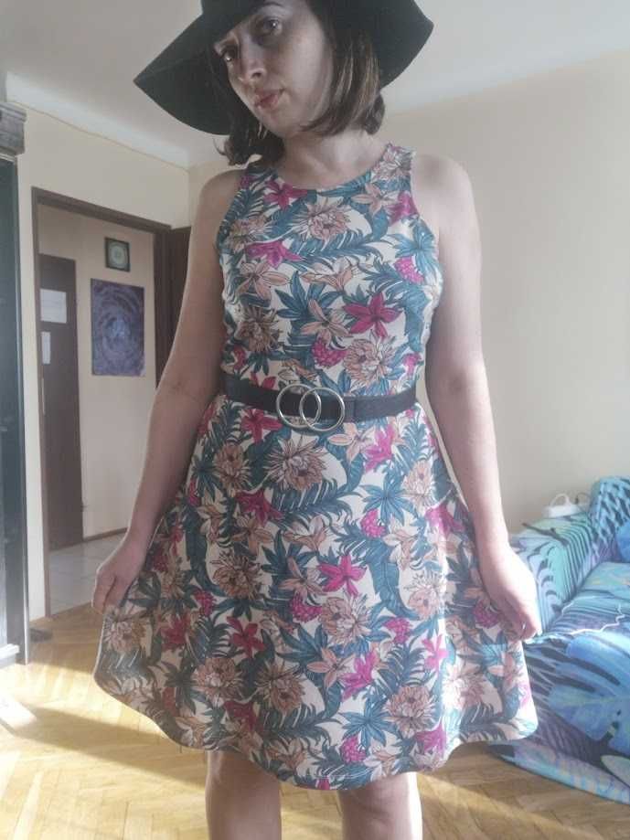 Rozkloszowana sukienka letnia H&M M w kwiaty