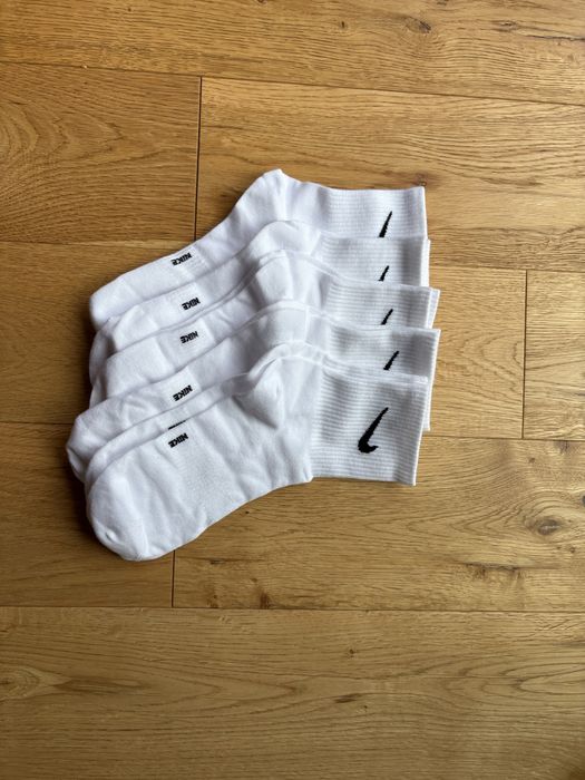 Białe skarpetki nike