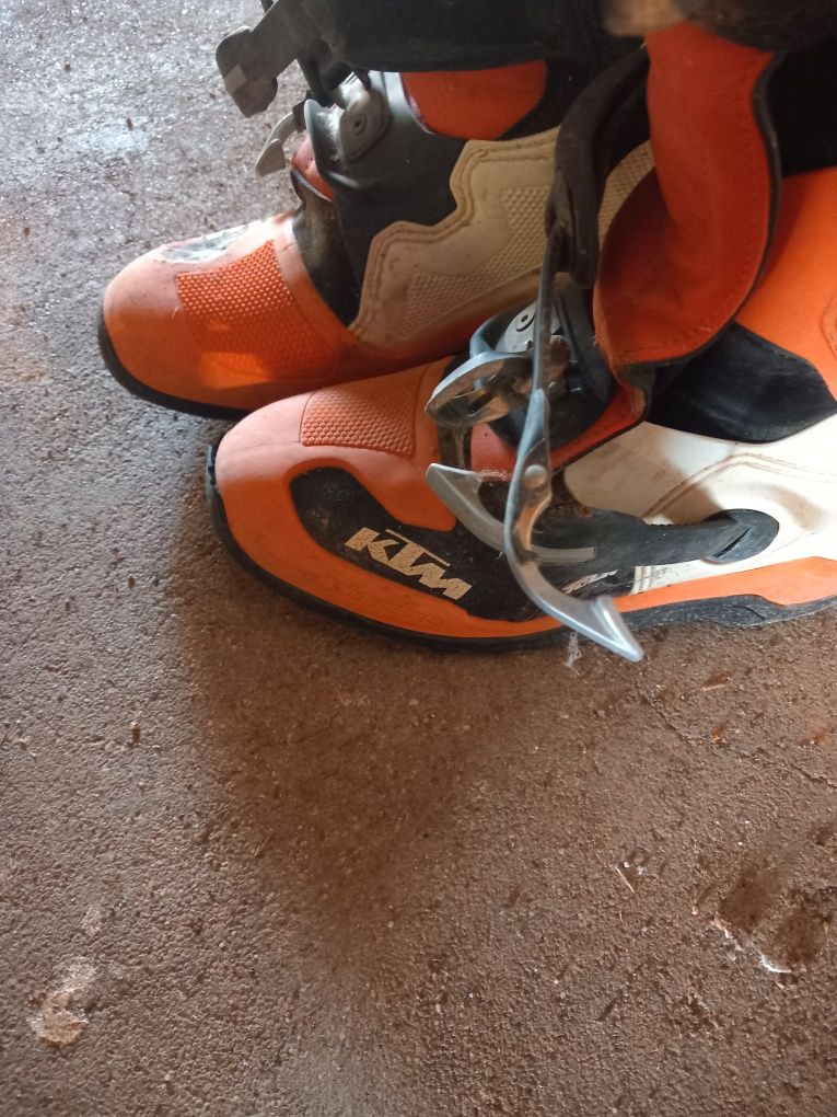Vendo botas mais capacete