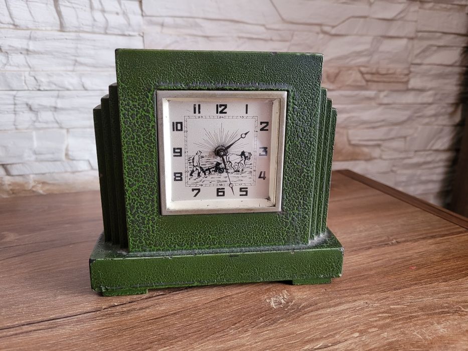 stara skarbonka z zegarem
