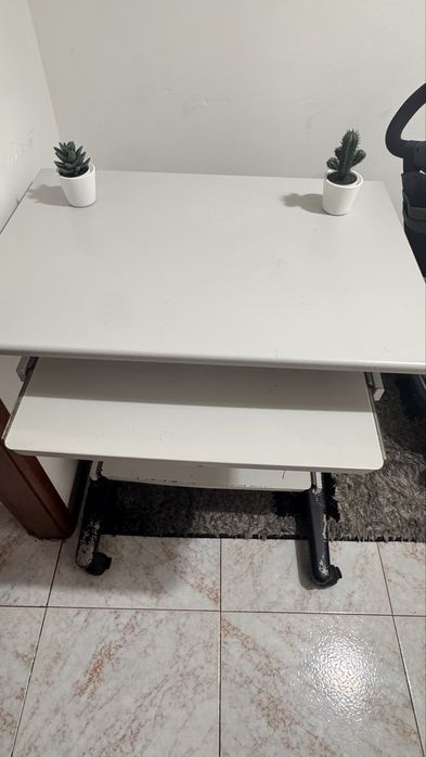 Mesa de estudo cizenta