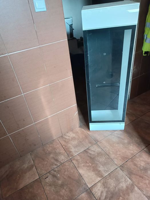 Dwie szafki wiszące i dwie RTV